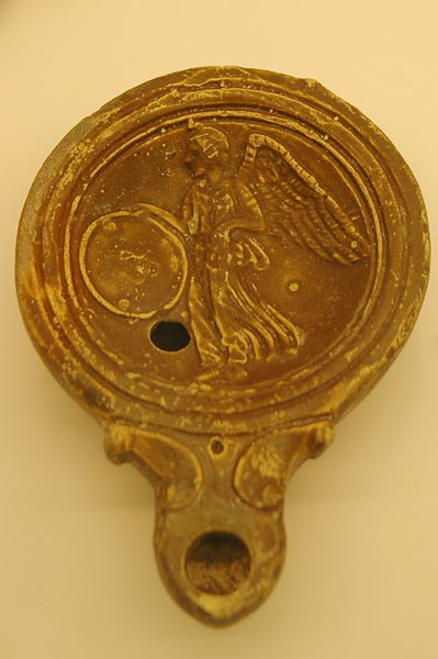 Nijmegen, Valkhof, Oil lamp with Victoria