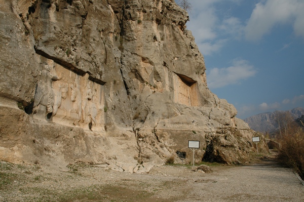 Bishapur, Reliefs 5 (left) and 6 (right)