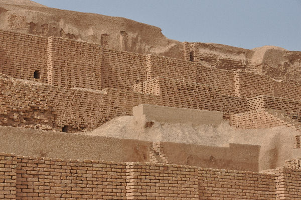 Choga Zanbil, Ziggurat, Large walls of brick covering an inner core of tiles