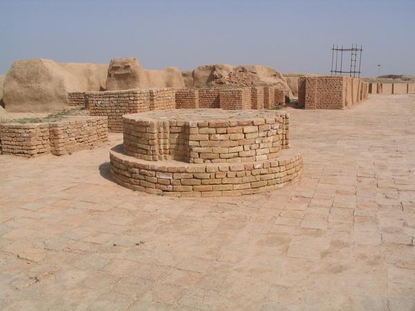 Choga Zanbil, Inner Court, Statue base