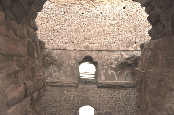 Firuzabad, Palace of Ardašir, one of the domes, seen from the gallery (1)