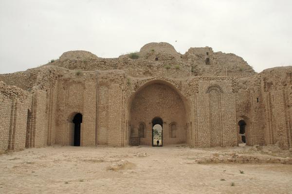Firuzabad, Palace of Ardašir, Court, Palace façade