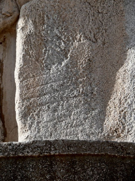Naqš-e Rustam, Elamite relief, Snake throne