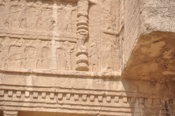 Naqš-e Rustam, Achaemenid Tomb II, Relief, Additional figure