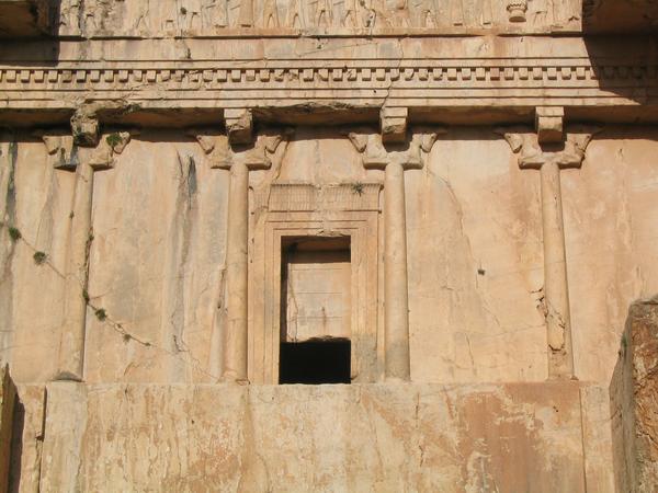 Naqš-e Rustam, Achaemenid Tomb IV, Central register