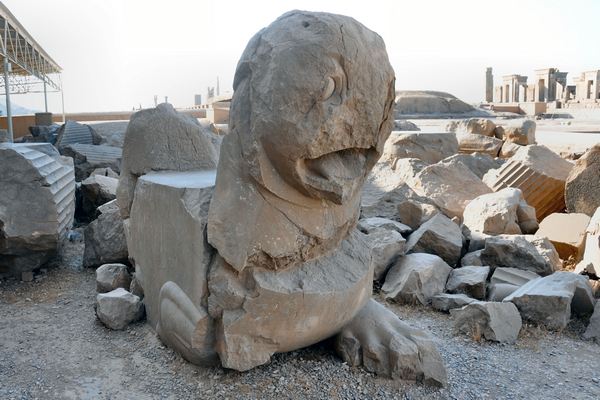 Persepolis, Apadana, Lion capital