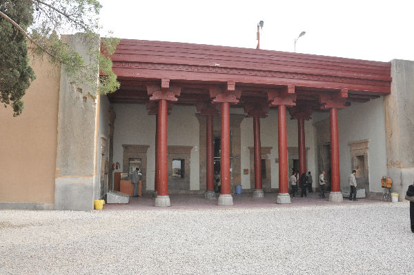 Persepolis, Queen's Quarters, Façade