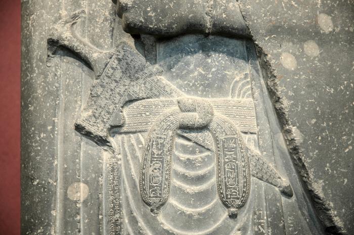 Susa, Statue of Darius the Great, Belt with akinakes