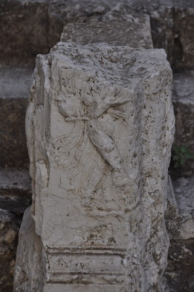 Baalbek, Temple of Bacchus, Decoration of the stairs to the cella