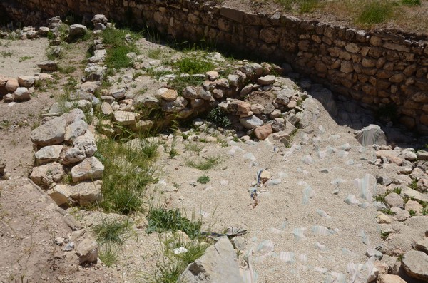 Baalbek, temple of Jupiter, Great Court, Deep sounding, Finds