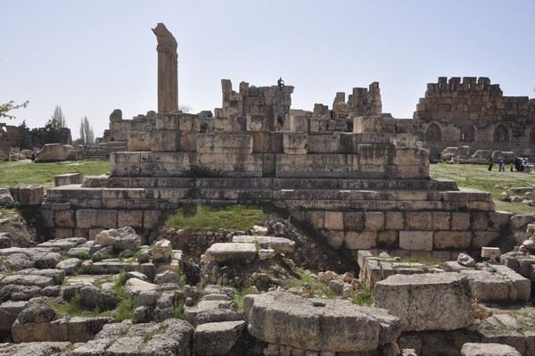 Baalbek, temple of Jupiter, Great Court, Large altar