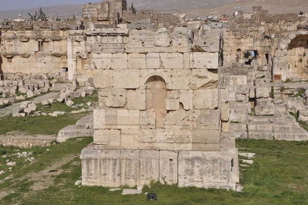 Baalbek, temple of Jupiter, Great Court, Small altar (3)