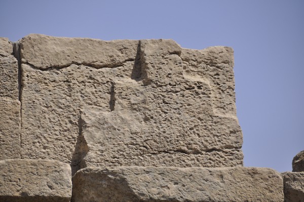 Faqra, Large altar, "Assyrian" decoration