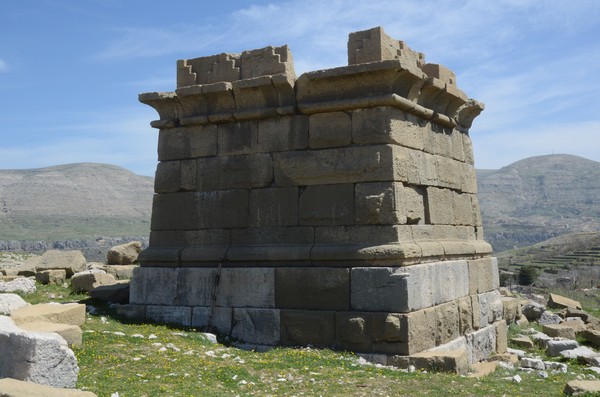 Faqra, large altar (1)