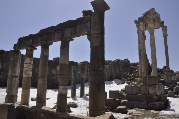 Faqra, Temple of Adonis, Portico surrounding the court (3)