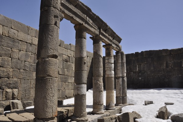 Faqra, Temple of Adonis, Portico surrounding the court (2)