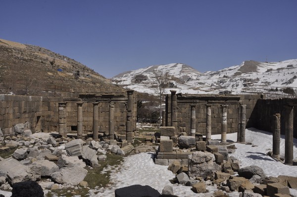 Faqra, Temple of Adonis, Court (2)