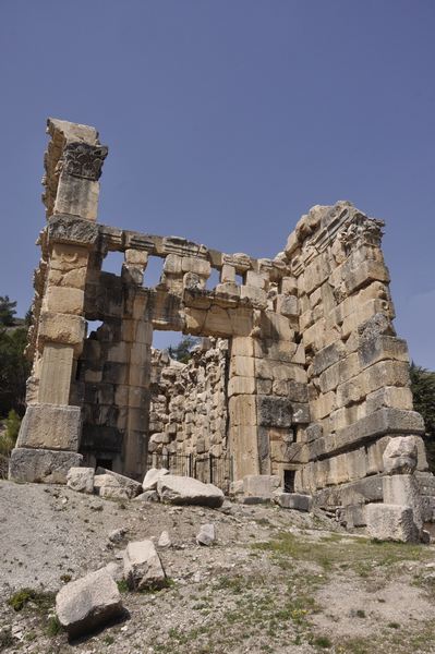 Niha, Large temple on a steep slope