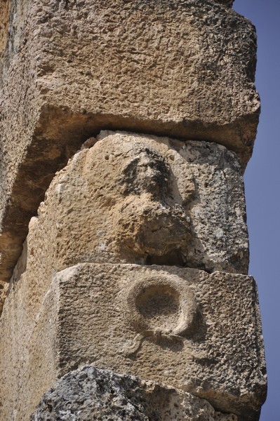 Niha, Large temple, Decoration: bust and wreath