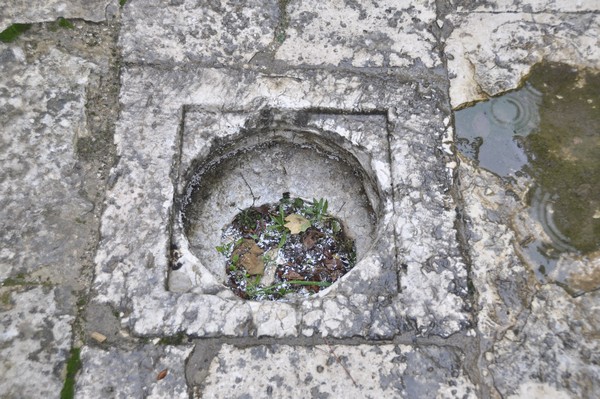 Niha, Large temple, sewer