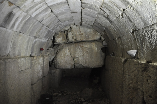Niha, Large temple, eastern part of the U-shaped crypt