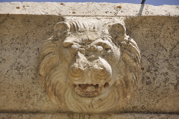 Niha, Small temple, Lion-shaped gargoyle