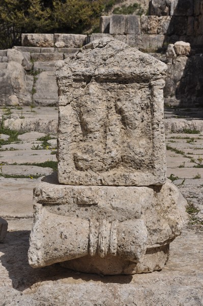 Niha, Small temple, Capital and votive stela
