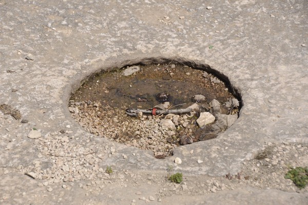 Niha, Small temple, Sewer