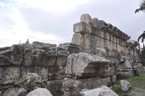 Qsarnaba, Platform wall (1)