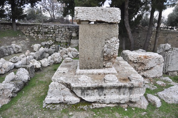 Qsarnaba, Altar