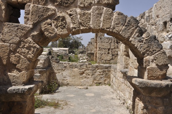 Tyre, Al-Bass Cemetery, family tomb with arch (1)