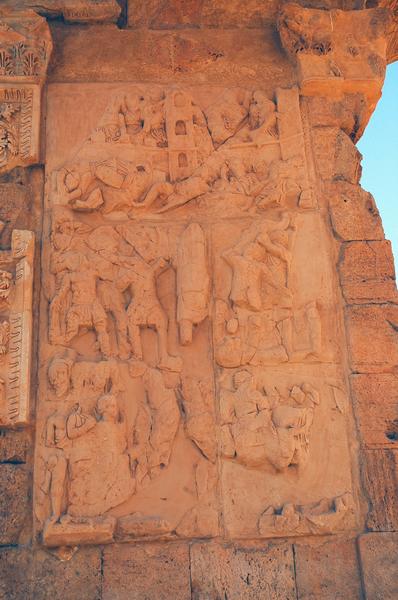 Lepcis, Arch of Septimius Severus, inside, relief of war