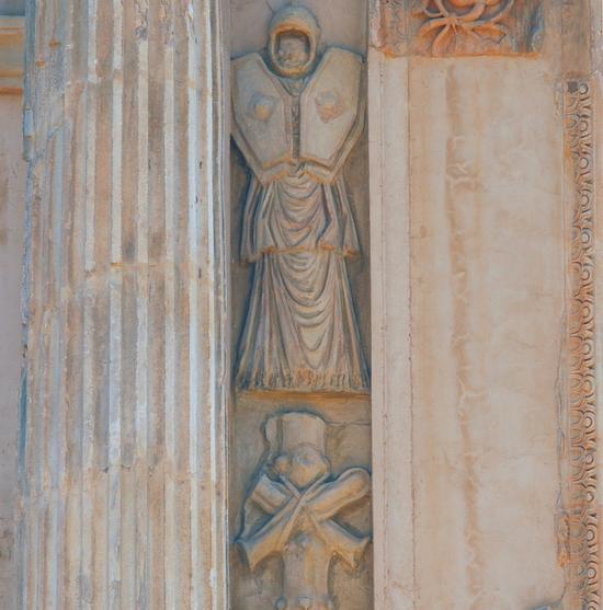 Lepcis, Arch of Septimius Severus, SW, trophee