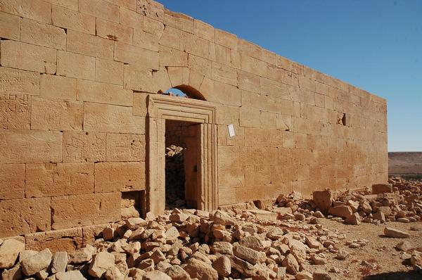 Qasr Banat, Farm, entrance