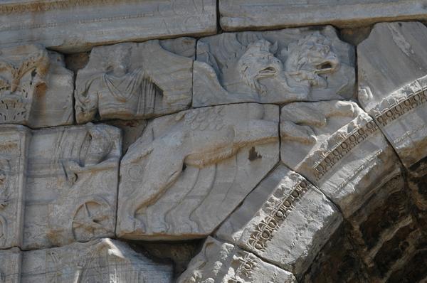 Oea, Arch of Marcus Aurelius, NW, griffins left