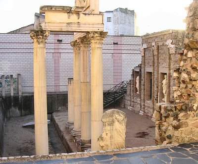 Augusta Emerita, Forum colonnade