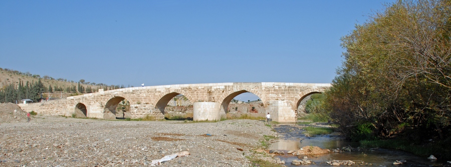 Cyrrhus, Roman bridge with water