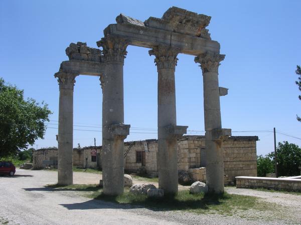 Diocaesarea, Colonnaded Street, Arch