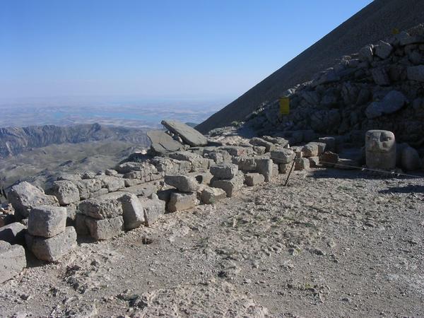 Nemrud Daği, Eastern terrace, Macedonian ancestors