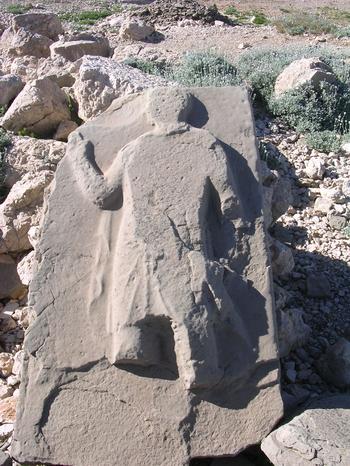 Nemrud Daği, Eastern terrace, Achaemenid ancestor