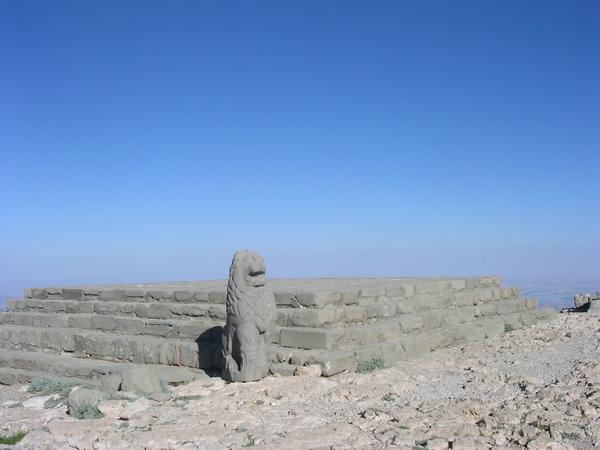 Nemrud Daği, Eastern terrace, Altar