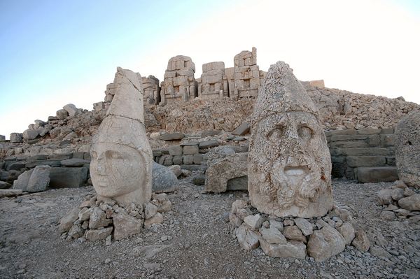 Nemrud Daği, Eastern terrace, Altar, Antiochus and Heracles