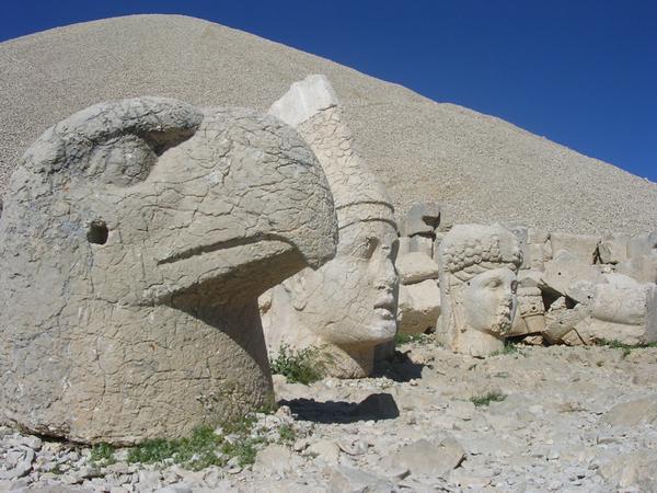 Nemrud Daği, Western terrace, Heads of gods and an eagle