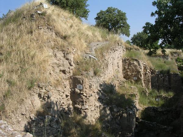 Troy III-V, Walls