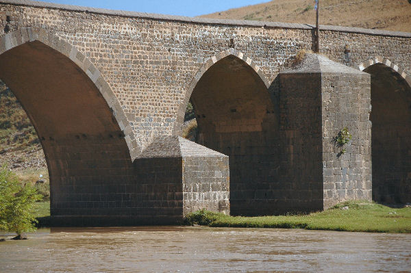 Diyarbakir, Tigris bridge, Piers