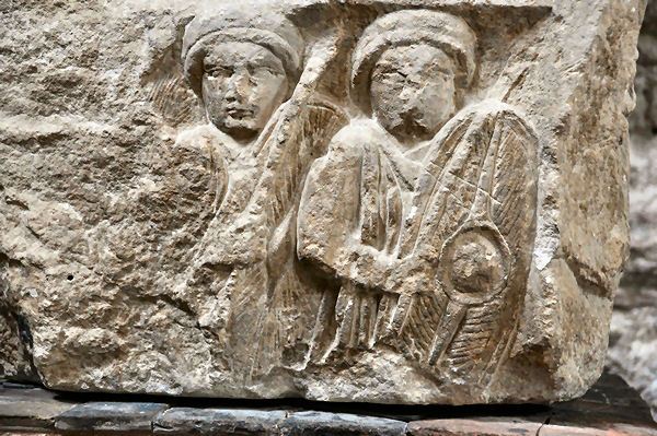 Lutetia, Pillier des nautes, Two Roman soldiers