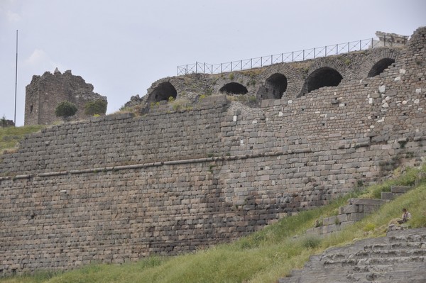 Pergamon, Terrace wall