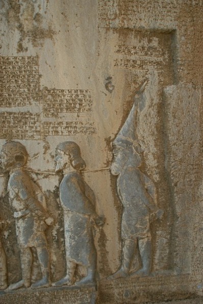 Behistun Relief, Frâda (center) and Skunkha (right)