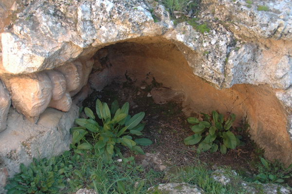 Slonta, Cave with heads