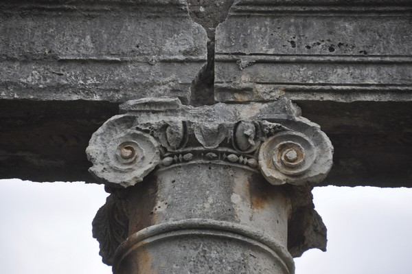 Bziza, Roman temple, Capital